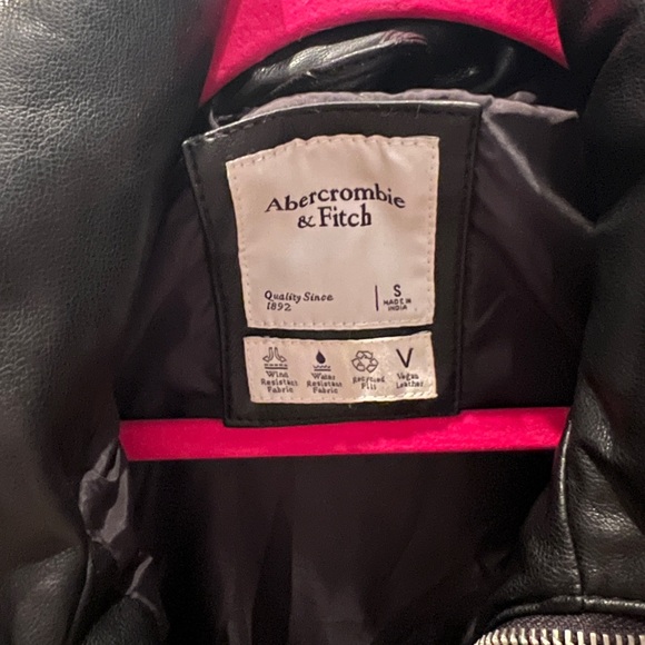 Abercrombie Black Quilted Puffer Vest - Picture 3 of 4